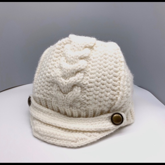 Accessories - 🍁 White Knitted hat